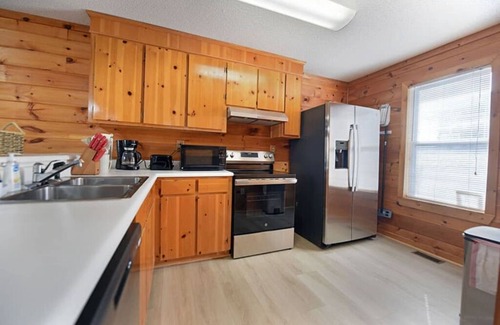 Ellijay Hotel | Ellijay Family Lodge 4BR/4BA + Big Living & Dining