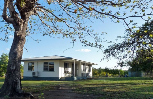 Guthalungra House | Elliot River Retreat, Riverside Walks & Fishing, Large Pet Friendly Fenced Yard