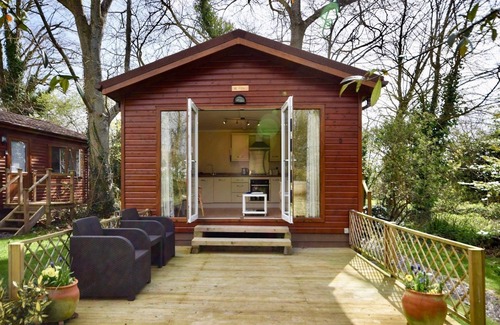 Chichester Cottage | Elm Lodge - a lodge/cabin that sleeps 3 guests in 1 bedroom