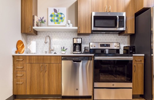 Riverside Apartment | Eloquent 1 Bed Riverfront Park Travel Apartment