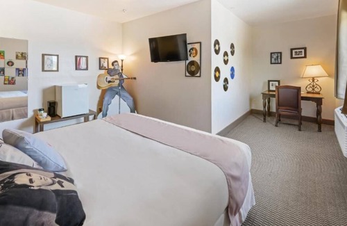 Gonzales House | Elvis Presley Room - Stay where Elvis stayed!