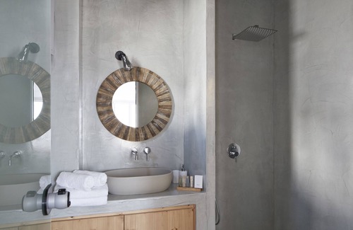 Finikia House | Elysian Santorini