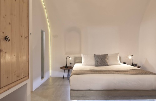 Finikia House | Elysian Santorini