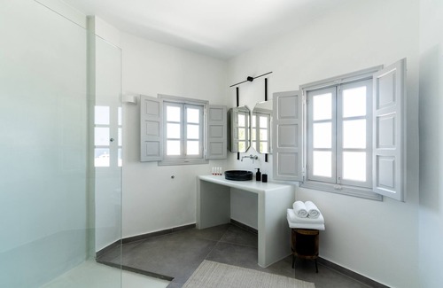 Finikia House | Elysian Santorini