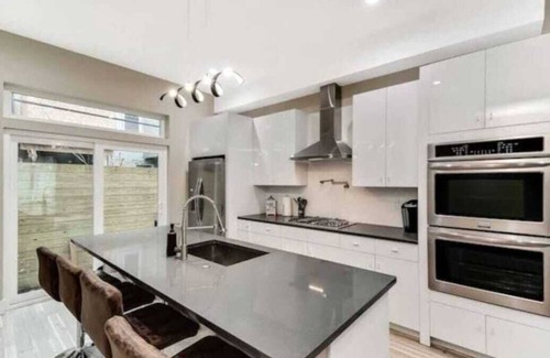 South Philadelphia House | Emerald Luxury Home with Jacuzzi on Private Roof