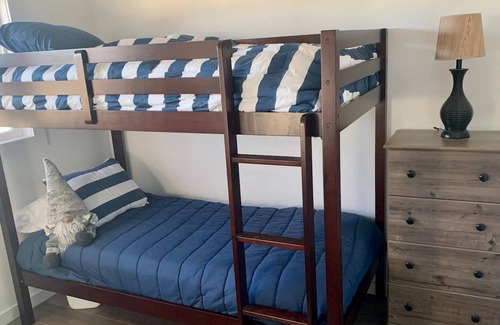 Freeland House | Emerson’s Place! Sleeps 12!