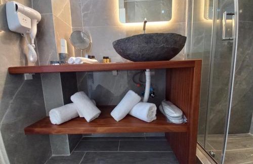 Kamari Apartment | En Plo Boutique Suites