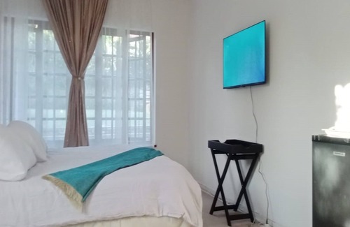 Greater Johannesburg Metropolitan Area Cabin | En-suite family size room with pool view.