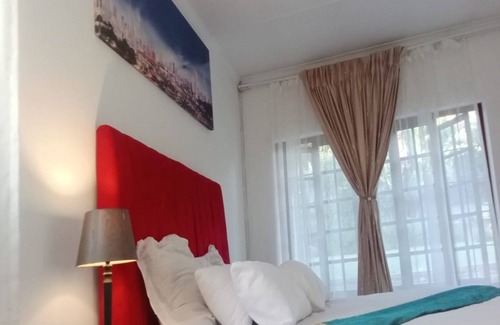 Greater Johannesburg Metropolitan Area Cabin | En-suite family size room with pool view.