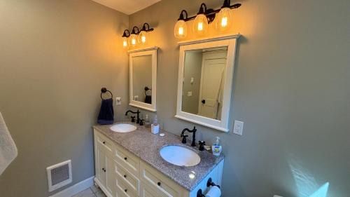 Point Roberts House | En-suite with separate entrance