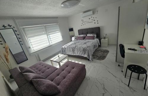 Karlovac Apartment | ENA 1 & 2 -BIG FREE PRIVAT parking - boats vans combi truck etc -cca 2000m2