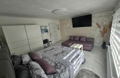 Karlovac Apartment | ENA 1 & 2 -BIG FREE PRIVAT parking - boats vans combi truck etc -cca 2000m2