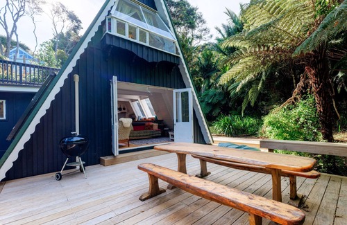 Ostend Cottage | Enchanted Valley - Enchanted Valley is a gorgeous cottage plus cabana in the heart of Waiheke Island. Located in a peaceful valley section, the sound of the birds is your constant companion. With two bedrooms and four beds, this is perfect for up to
