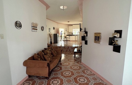 Tower Isle Villa | Enchanting 2-bedroom apartment with AC in Tower Isle