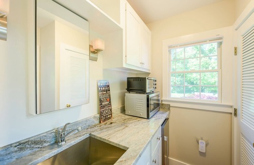 East Chop House | Enchanting bungalow with golf nearby, full kitchen, central AC, & washer/dryer