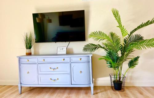 Coral Way Apartment | Enchanting cozy Apartment 10 min away from airport, Calle 8, Brickell, Coral Gables, the beach and more!