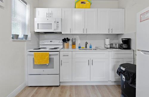 Coral Way Apartment | Enchanting cozy Apartment 10 min away from airport, Calle 8, Brickell, Coral Gables, the beach and more!