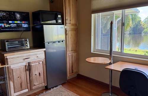 Altamonte Springs Apartment | Enchanting Lakefront Studio Private Parking Separate Entrance