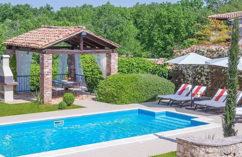 Sveti Lovrec Cottage | Enchanting villa with beautiful stone architecture and private pool