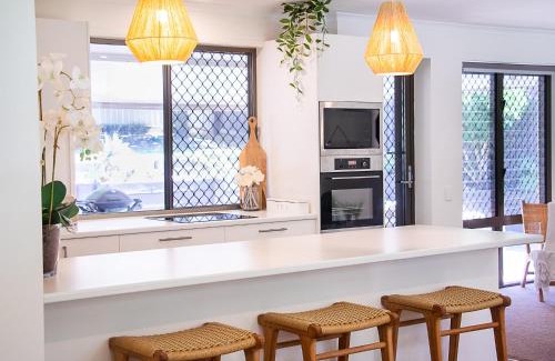 Noosa Heads House | Endless Summer Beach Retreat-pet friendly, walk to shops