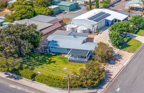 Lake Wangary House | Endymion is ideally situated on the Esplanade close to all Town Facilities