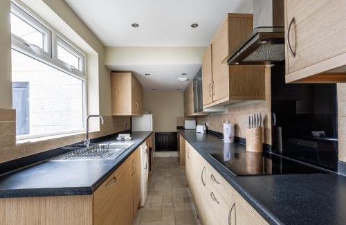 Darlington House | Enjoy 4 Br Spacious Home 7 Mins From City