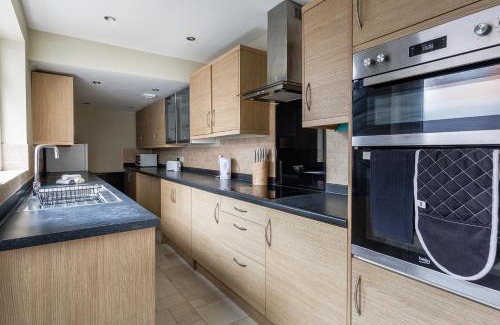 Darlington House | Enjoy 4 Br Spacious Home 7 Mins From City