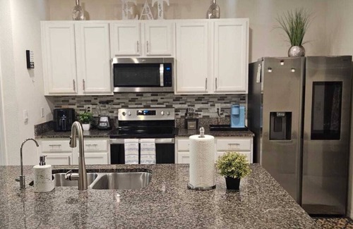 Lakeland House | Enjoy a family house close to themes parks and large convenience Stores and Mall