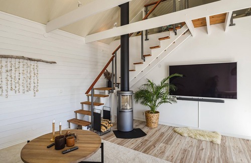 Sunningen House | Enjoy a fantastic vacation in this inviting vacation home with sea view.