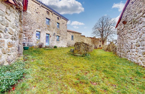Saint-Christophe-dʼAllier House | Enjoy a beautiful view of the countryside from this inviting vacation home.