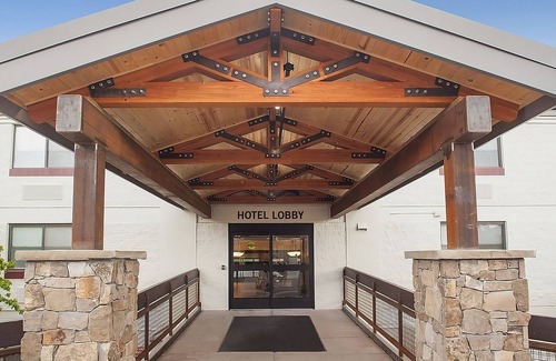 Tusayan House | Enjoy a Hassle-Free and Suiting Stay! 4 Convenient Units, Pool, Parking, Hot Tub