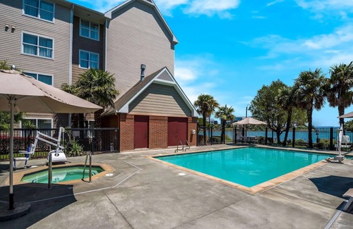 Oyster Point Hotel | Enjoy a Hassle-Free Stay! Short Drive to Conservatory of Flowers, Free Breakfast