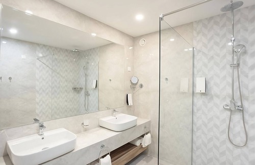 Ulcinj Hotel | Enjoy a Hassle-Free and Suiting Stay! Suite w/Seaview, Onsite Swimming Pools!