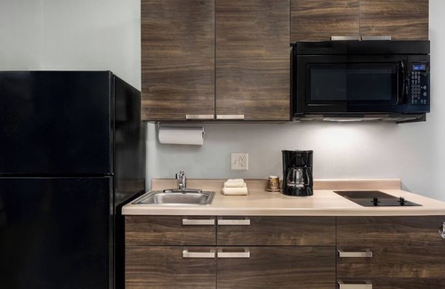 East Moline Hotel | Enjoy a Relaxing Stay Close to Scenic Trails w/Modern Amenities