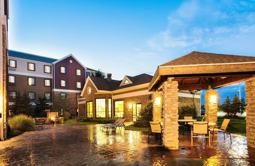 Maumee Condo | Enjoy a relaxing stay in Maumee | King Suite Near Bowling Green State University