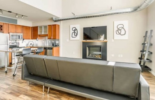 DeBaliviere Place Apartment | Enjoy a stylish experience at this centrally-located Penthouse style apartment