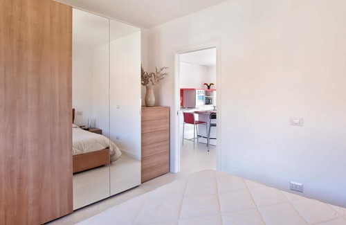 Pizzo Apartment | Enjoy a wonderful sea view in this vacation apartment near the beach.
