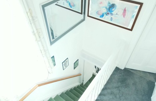 Newport Apartment | Enjoy Modern Living 🛋 Free Wifi 📶 in Kingston Newport 2 Bedroom Apartment 🏢