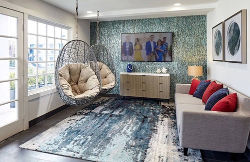 Beach Barber Tract Hotel | Enjoy Ocean Breezes in Charming Room in La Jolla, Steps to the Beach
