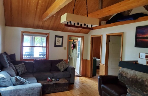 Carling Cottage | Enjoy Peaceful Days at Muskoka Stone Cottage