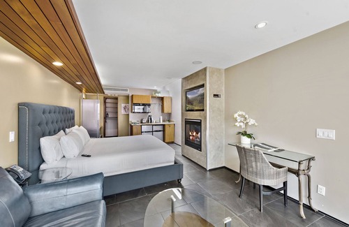 Laguna Beach Hotel | Enjoy the Best of Both Worlds: Beach and cook at Deluxe King Room