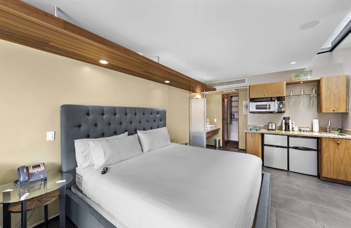 Laguna Beach Hotel | Enjoy the Best of Both Worlds: Beach and cook at Deluxe King Room