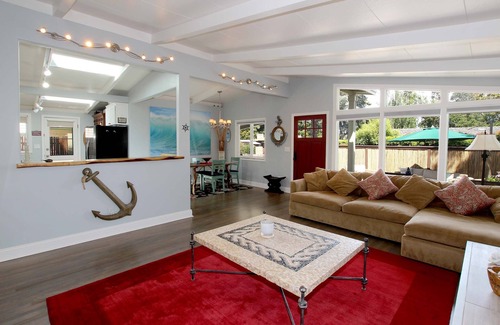Eastside Santa Cruz House | Enjoy the sun and the great atmosphere at the Surf Shack. A beautiful cottage.