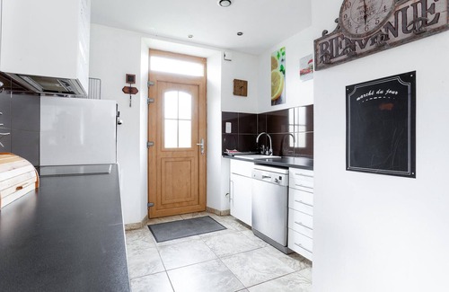 Ferriere-la-Petite House | Enjoy this cozy and pretty vacation home by a stream in green surroundings.