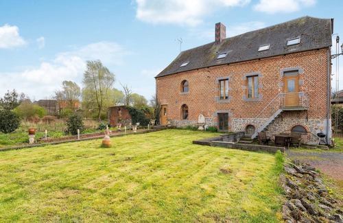 Ferriere-la-Petite House | Enjoy this cozy and pretty vacation home by a stream in green surroundings.