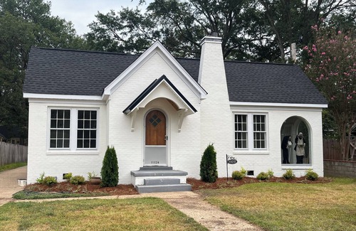 Tupelo House | Enjoy this elegant artdeco home centrally-located in the heart of Tupelo.