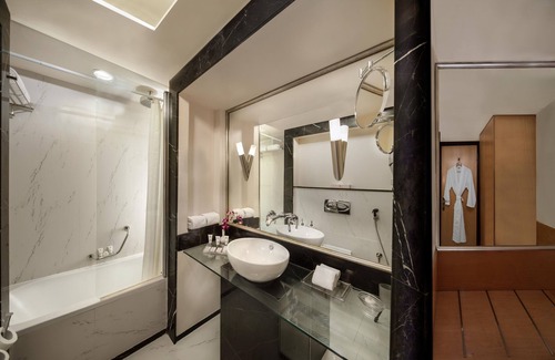 Al Mankhool Apartment | ENJOY YOUR LUXURIOUS RESIDENCE WITH THE COMFORTS OF A HOTEL