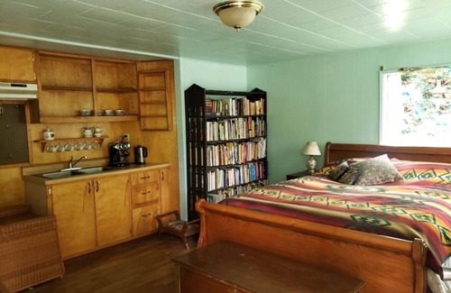 Veneta Apartment | Enjoyable 1-bedroom apartment in Veneta with private entrance and parking