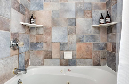 Madison Heights House | Enjoyable Stay for Families and Friends by Detroit
