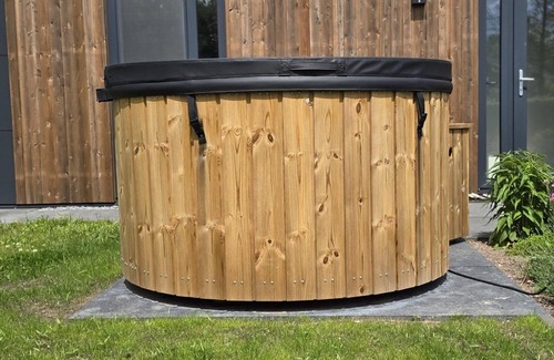 Kotten House | Enjoying yourself by the water in this water lodge for 2 people with a hot tub